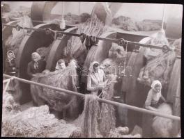 Cca 1960 Krisch Béla: Kendergyárban. Vintage fotó, pecséttel jelzett, kasírozott, több országban kiállítva, 30x40 cm