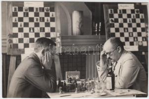 1927 Kerny István (1879-1963): Carl Ahues (1883-1968) és Dr. Vajda Árpád (1896-1967) a kecskeméti nemzetközi sakkversenyen, hátoldalán feliratozott /  Carl Ahues and Árpád Vajda on the Internation Chess Championship at Kecskemét, by István Kerny, 10x15,5cm