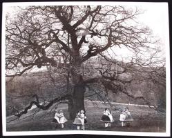 cca 1940 Czvek Gyula: Táncoló lányok. Vintage fotó, 24x30cm