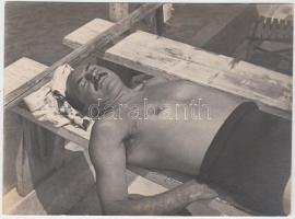 1935 Csík Ferenc (1894-1984): Napon. Vintage fotó, hátoldalán szerzői pecséttel, 13x17cm