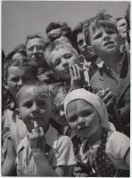 cca 1940 Dr. Csörgeő Tibor (1869-1968): Figyelem! Vintage fotó, hátoldalán szerzői pecséttel, 18x13cm