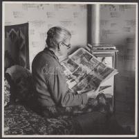 1945-1950 Ék Sándor (1902-1975): Újságolvasó. Vintage fotó, 18x18cm