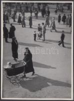 cca 1933 Kinszki Imre (1901-1945): Tavaszi séta. Vintage fotó, hátoldalán szerzői pecséttel, aláírással jelzett, 17x12