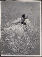 1936 Kinszki Imre (1901-1945): Refreshing. Vintage fotó, hátoldalán szerzői pecséttel jelzett, 15x11cm