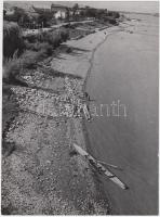 1940 Korschelt Miklós (1900-1982): Dunapart. Vintage fotó, hátoldalán feliratozott (a készítés adataival), 23x17cm