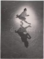 1936 Szendrő István (1908-2000): Jégtánc. Vintage fotó, 24x18cm
