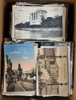 kb 1.500 db vegyes, legnagyobb részt háború előtti európai városképes lap benne sok volt Jugoszlávia...