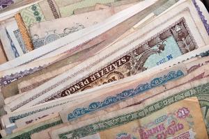 Átnézetlen több mint 250db-ból álló bankjegy gyűjtemény magyar és külföldi papírpénzekkel T:vegyes