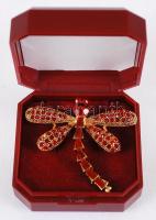 Köves szitakötő kitűző dobozban