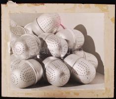 1935 Geiszler László: Alumínium tojások. Vintage fotó, feliratozott, kiállításon szerepelt, kartonra ragasztva, 24x30 cm