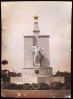 2db fotó egy Orosz emlékműről és orosz katonákró. Egyik kartonra kasírozva, 30x40 cm