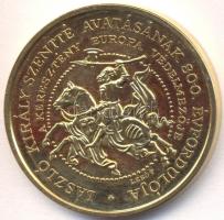 Lebó Ferenc (1960-) 1992. "László király szentté avatásának 800. évfordulója / Nagyvárad alapításának 900. évfordulója" aranyozott emlékérem (42,5mm) T:PP