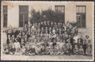 1939 Vitéz Imrédy Bélánénak címzett fotólap Jolsváról, az elemi iskola tanári karától, az iskola cso...