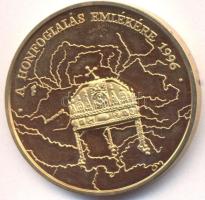 1996. "A Honfoglalás emlékére / Honteremtő hadjáratok" aranyozott emlékérem (42mm) dísztokban T:PP