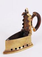 Réz szenesvasaló csipkeneműkhöz / 
Brass coal iron for lace wares, 9x5x9cm