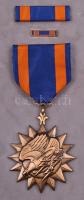 Amerikai Egyesült Államok DN "Air Medal" Br kitüntetés kitűzővel, szalagsávval eredeti dísztokban T:1 USA ND "Air Medal" Br decoration with pin and thin ribbon in original case C:UNC