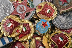 Fémdoboznyi magyar és külföldi jelvény és érem tétel, főleg a szocialista korszakból, zománcozottak is T:vegyes