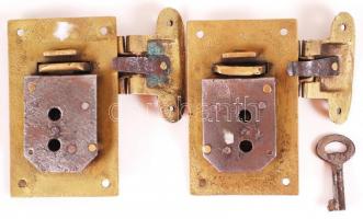 Egy pár régi réz hajóládazár kulccsal / 
A pair of old brass trunk locks with key