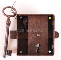 Régi, vas kamrazár kulccsal /  Vintage lock with key