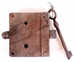 Régi, vas kamrazár kulccsal / 
Vintage lock with key