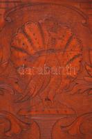 Faragott fali kép, keretben, páva díszítéssel, 48×34 cm