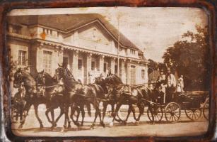 "Dalosverseny Debrecen" feliratú réz fényképtartó, korabeli fotóval, 18×14 cm