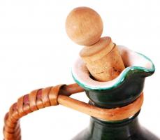 Faragott mogyorótörő és egy zöld mázas kerámia kiöntő fa dugóval, hibátlan