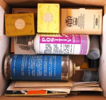 Nagy doboznyi fotók és fotós kellékek ( pl: retusáló festék, fotólakk, fotós könyvek, diák stb...)