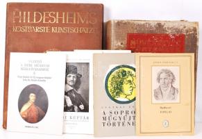 Képzőművészeti válogatás: 2 db könyv és 5 db füzet, pl.: Sebestyén Gy., Mahler E., Láng N., Zsámboki Gy. és Kuzsinszky B.: A Művészetek története. A legrégibb időktől a XIX. sz. végéig. I. kötet: Ó-kor. 1906, Bp., Lampel. Borító átlőve, szecessziósan festett egészvászon kötésben, kopottas állapotban.; Adolf Bertram: Hildesheims kostabarste kunstschätze. Számos fotóval. É.n., M.Gladbach, B.Kühlen's kiadó. Aranyozott egészvászon kötésben.; Szépművészeti Múzeum: A Drezdai képtár XIX.-XX. század mesterei; A régi képtár ism.terjesztő kat. 1961, Bp. Stb...