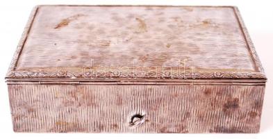 Jelzett FÓÉ ezüstözött alpakka zenedobozka vésett, növényi díszítéssel, fa betéttel (a felhúzó szerk...