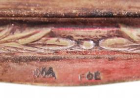 Jelzett FÓÉ ezüstözött alpakka zenedobozka vésett, növényi díszítéssel, fa betéttel (a felhúzó szerk...