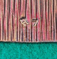 Jelzett FÓÉ ezüstözött alpakka zenedobozka vésett, növényi díszítéssel, fa betéttel (a felhúzó szerk...