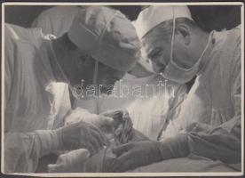 1952 Műtét Koreában /  Surgery in Korea, 10x14cm