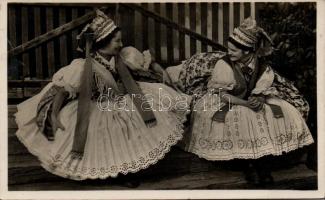 Hungarian folklore, young wifes from Kazár (fa)