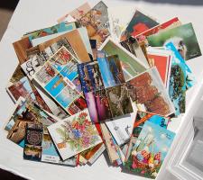 32 magyar és 321 külföldi képeslap, köztük 16 nagyméretű