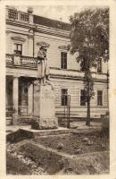 1938 Üdvözlő képeslap az Ipolyságra bevonulás alkalmából, a városháza és a legionáriusok szobrával