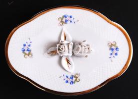 Apró virágokkal díszített rózsás Hollóházi porcelán bonbonier, jelzett, hibátlan állapotban /
Chinaw...
