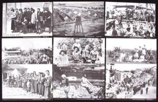 1900-1990 24db, héberül feliratozott, datált fotó, ill. fotómásolat kivándorlásról, menekültekről, Izrael megalapításáról, és egyéb témákról /  Founding Israel, 24 photos and photo reproductions with Hebrew descriptions, 20x30cm