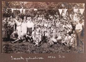 1924-1928 Turista-fotóalbum. 154db, feliratozott fotó a Bükkből, Pilisből, Mátrából és a Budai hegye...