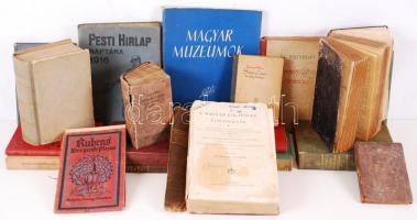 Egy doboznyi háború előtti kiadás, nagyrészt viseltes állapotú