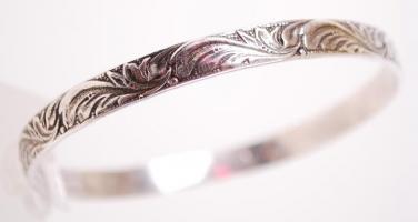 Szecessziós stílusú, vésett növényi mintákkal díszített, ezüst (Ag) karperec / 
Silver bangle with f...