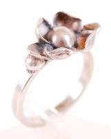 Plasztikus rózsával díszített, ezüst (Ag) gyűrű / 
Silver ring with floral decoration, s: 54, 4,5gr
