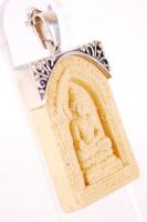 Buddhát ábrázoló, homokkő ereklyemedál ezüst (Ag) foglalatban / 
Buddha, limestone pendant in silver...