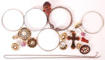 Bizsu tétel: Gyűrűk, klipszek, karkötők, nyakláncok, kitüző, néhány sérült