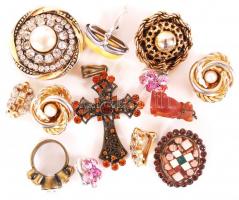 Bizsu tétel: Gyűrűk, klipszek, karkötők, nyakláncok, kitüző, néhány sérült