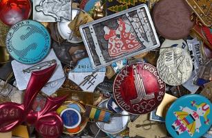 Több mint 200db-ból álló kitűző és jelvény tétel dobozban T:vegyes