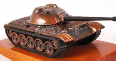cca 1980 T-54-es harckocsi makettje, fém, gumi, fa talapzaton / 
T-54 tank model, metal, gum, on woo...
