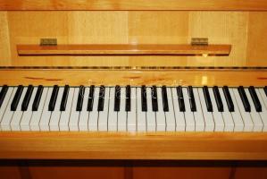 Jó állapotú, működő Ukrajna márkájú két pedálos pianínó, hangolásra szorul