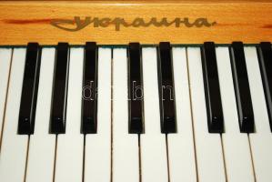 Jó állapotú, működő Ukrajna márkájú két pedálos pianínó, hangolásra szorul