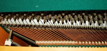 Jó állapotú, működő Ukrajna márkájú két pedálos pianínó, hangolásra szorul